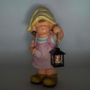 Wichtelstube-Kollektion Gartenfigur XL Bauerntochter Lisa mit Laterne Dekofigur Outdoor 40cm hoch Gartedeko Wetterfest für Außen Polyresin Gartenkinder
