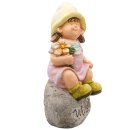 Wichtelstube-Kollektion Gartenfigur XXL Lisa als Gärtnerin sitzend auf Stein mit Wilkommen Schriftzug Gartendeko stehend frostsicher für Garten Balkon