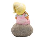 Wichtelstube-Kollektion Gartenfigur XXL Lisa als Gärtnerin sitzend auf Stein mit Wilkommen Schriftzug Gartendeko stehend frostsicher für Garten Balkon