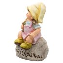 Wichtelstube-Kollektion Gartenfigur XXL Lisa als Gärtnerin sitzend auf Stein mit Wilkommen Schriftzug Gartendeko stehend frostsicher für Garten Balkon