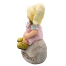 Wichtelstube-Kollektion Gartenfigur XXL Lisa als Gärtnerin sitzend auf Stein mit Wilkommen Schriftzug Gartendeko stehend frostsicher für Garten Balkon