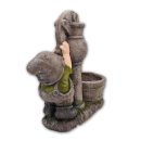 Wichtelstube-Kollektion XXL Gartenzwerg wetterfest Wichtel Figur Dekofigur mit Blumentopf am Wasserbrunnen Gartenfigur Deko Frühling Garten 38cm x 38cm