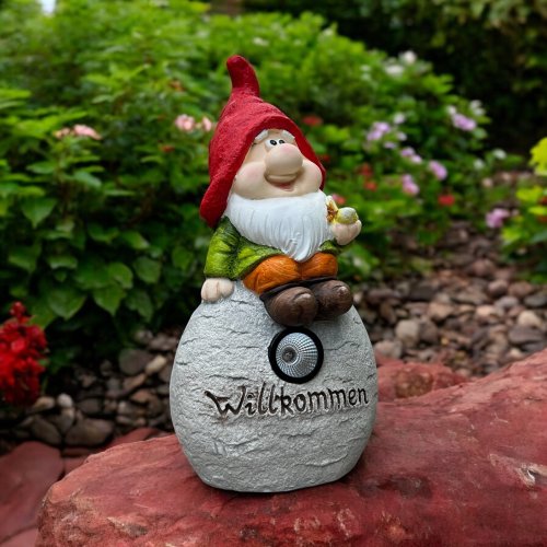 Wichtelstube-Kollektion Gartendeko Gartenzwerg Gartenwichtel Alfred sitzend auf Stein mit Willkommen Schriftzug Solar Beleuchtung Garten Schriftzug 47cm groß  für außen