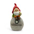 Wichtelstube-Kollektion Gartendeko Gartenzwerg Gartenwichtel Alfred sitzend auf Stein mit Willkommen Schriftzug Solar Beleuchtung Garten Schriftzug 47cm groß  für außen