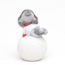 2er Set Keramik Winterfigur Winterkinder Dekofigur grau/weiß, Schapka mit Filzrand, rotem Schal auf Windlichtkugel  11 x 10,5 x 16,5 cm LED;