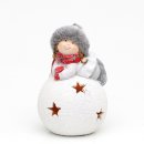 2er Set Keramik Winterfigur Winterkinder Dekofigur grau/weiß, Schapka mit Filzrand, rotem Schal auf Windlichtkugel  11 x 10,5 x 16,5 cm LED;